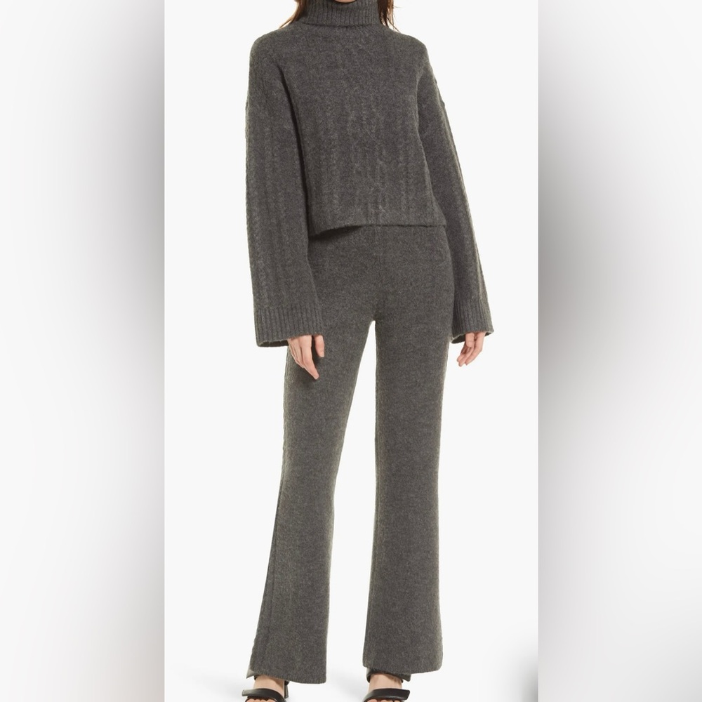 OPEN EDIT || Cozy Turtleneck Sweater in Heathered Gray - SZ XS
